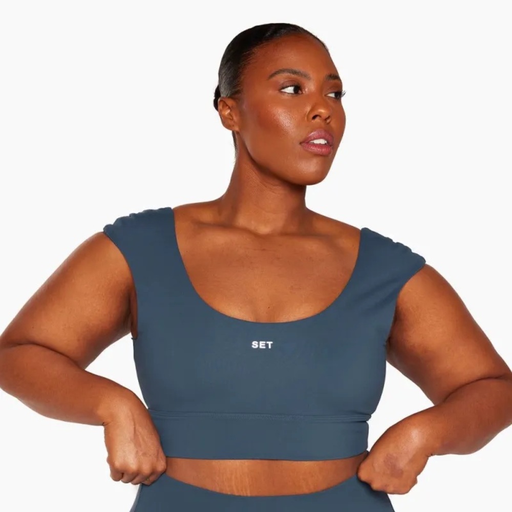 SET ACTIVE bra & biker short set in the color “river”